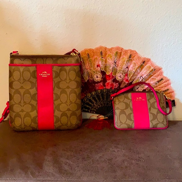 Coach purse and wallet only selling on posh Mark - Picture 1 of 5